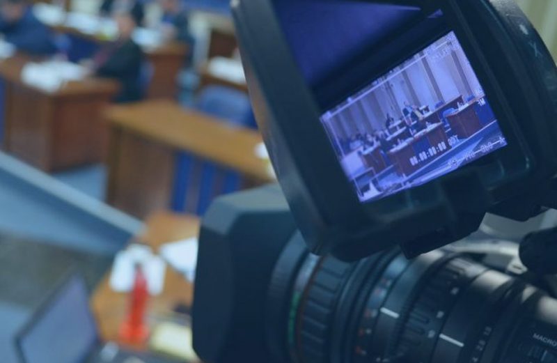 Qual a importância do site oficial da câmara ser integrado ao sistema legislativo?
